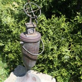 Sonnenuhr vor Hibalebensbaum